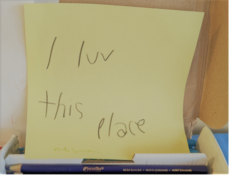 Sticky note with words “I luv this place.”